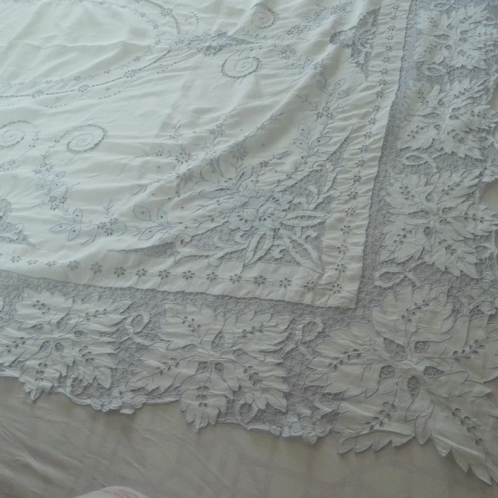 Vintage White Lace Cutwork Tablecloth Floral Madiera Embroidery Bleu White 79x64